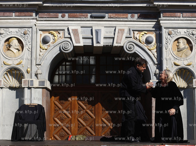 Gdansk. Dlugi Targ. Happening pt Aktorzy Przyjechali...