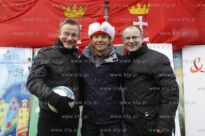 Gdansk Zaspa. Pilkarski turniej dzikich druzyn Do przerwy...