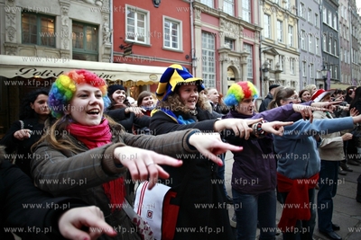 Gdańsk. Teatr w Oknie przy ul Długiej. Wolontariusze...