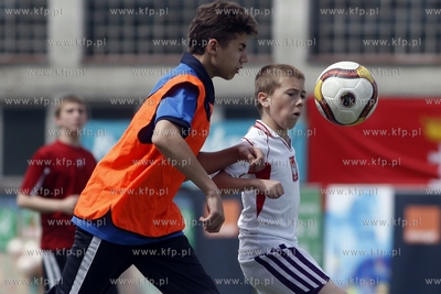 Gdansk Zaspa. Pilkarski turniej dzikich druzyn Do przerwy...