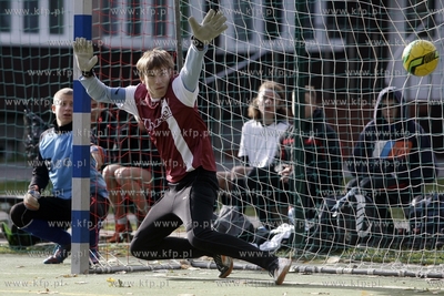 Gdansk Zaspa. Pilkarski turniej dzikich druzyn Do przerwy...