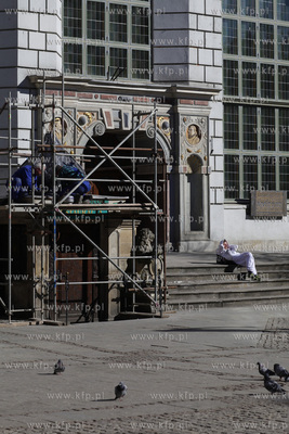 Montaz wyremontowanej kopuly na przedprozu Dworu Artusa...