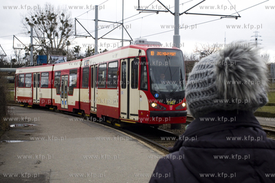 Gdańsk. Tramwaj lini10 przy przystanku na ul. Twardej.
20.03.2017
fot....