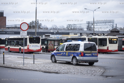 Patrol Straży Miejskiej na dworcu autobusowym Wrzeszcz...