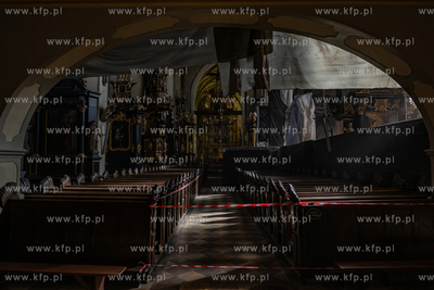 Demontaż rusztowań potrzymujących spękane sklepienie...