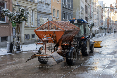 Odśnieżanie i posypytanie solą ul. Długiej w Gdańsku....