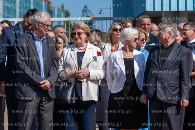 Gdańsk. Plac Solidarności. Symboliczne otwarcie bramy...
