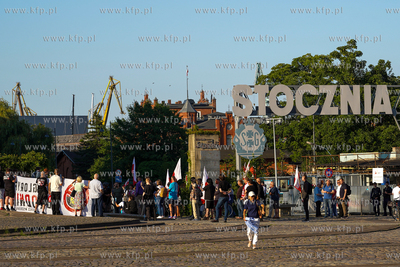 Gdańsk, Plac Solidarności. Demonstracja, pod hasłem...
