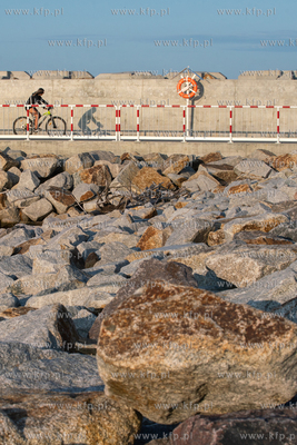 Kanał przez Mierzeję Wiślaną – łączący drogą...