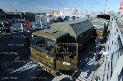 Port wojenny Gdynia Oksywie. 32 zolnierzy i 13 pojazdow...
