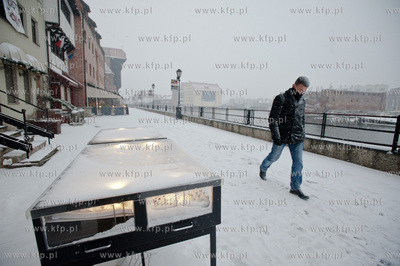 Gdansk. Nabrzeze Motlawy. Zima i obfite opady sniegu...