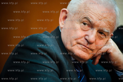 Gdynia. Gdynia. Biuro poselskie Leszka Millera. Konferencja...