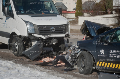 Gdansk. Ul. Piotrkowska. Zderzenie czolowe busa oraz...