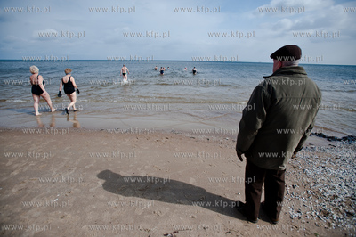 Gdansk. Plaza w Jelitkowie. Niedzielna kapiel gdanskich...