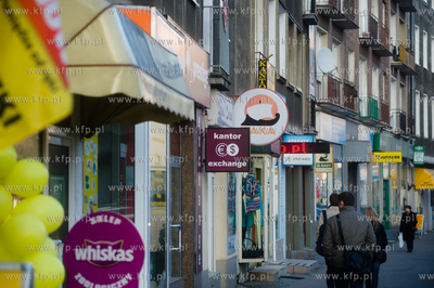 Gdansk. Ul. Podwale Staromiejskie. Szyldy i reklamy...