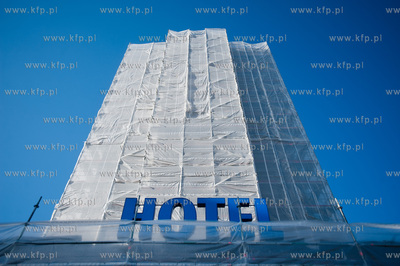 Zakryta fasada remontowanego hotelu Gdynia.
03.05.2014
fot....