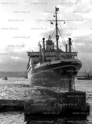 Polski transatlantyk Batory w porcie gdynskim. (0003218z)...