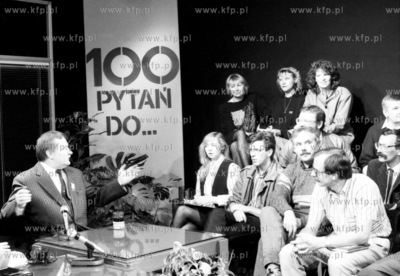 Lech Walesa gosciem programu 100 pytan do w Telewizji...