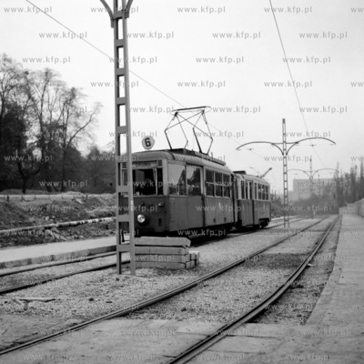 Tramwaj linii 6 jadacy ul. Jednosci Roboticzej pozniejszy...