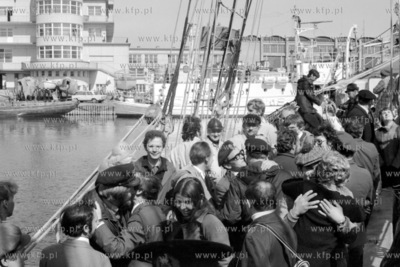 Powitanie w basenie żeglarskim w Gdyni  powracającego...