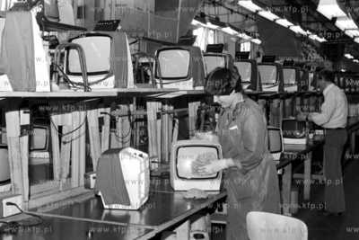 Linia produkcyja przenosnych odbiorników telewizyjnych...