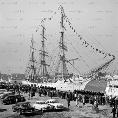 Dar Pomorza na Skwerze Kościuszki w Gdyni. 1970
0005068z_wrzesien
Fot....