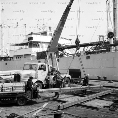 Załadunek metalowych elementów przeznaczonych na...