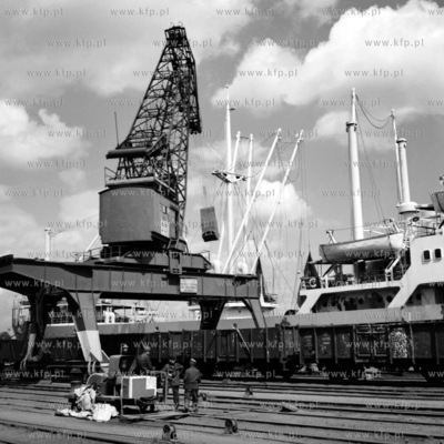Wyładunek towarów w porcie gdańskim.  (Lata 70).
1970
0002701Z
Fot....