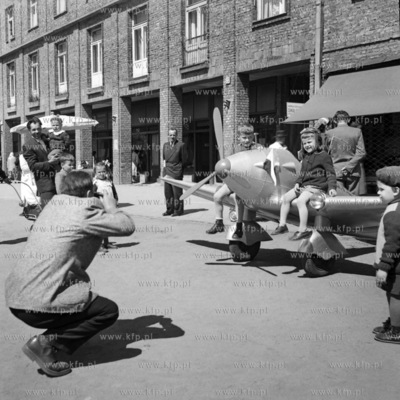 Pamiątkowe zdjęcie na skrzydłach samolotu-zabawki...