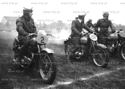 Zawodnicy wyścigu motocyklowego na stadionie w Gdańsku....