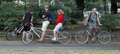 Turysci zagraniczni zwiedzajacy Gdansk na rowerach08.08.2006Andrzej...