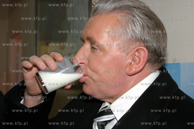 Andrzej Lepper - przewodniczacy Samoobrony pije mleko....