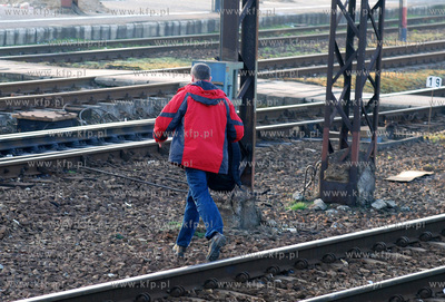 Gdynia. Mezczyzna przebiegajacy przez tory
10.03.2008
Fot....