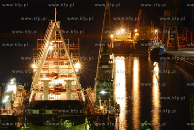 Stocznia Remontowa Nauta SA w Gdyni wieczorem. n/z...