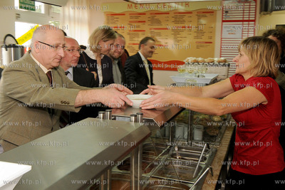 Bar mleczny, ktory prowadza osoby niepelnosprawne dziala...