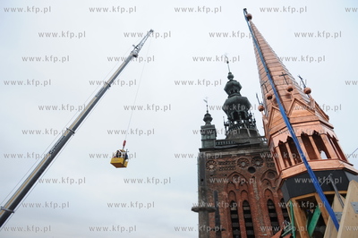 Kosciol sw. Katarzyny, Gdansk. Instalacja sygnaturki...