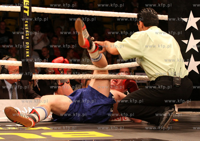 Gdynia, Gala boksu zawodowego. Nz. Nokaut i liczenie...