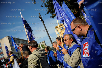 Gdynia. Pikieta pod brama do Stoczni Gdynskiej nawolujaca...