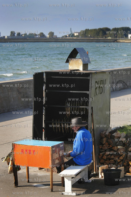 Hel po sezonie. Stragan z wedzonymi rybami. 27.09.2009...