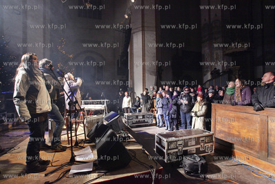 Kosciol sw. Trojcy w Gdansku.Mietek Szczesniak koleduje...