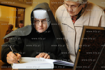 Wejherowo. W wejherowskim ratuszu wylozono ksiege kondolencyjna...