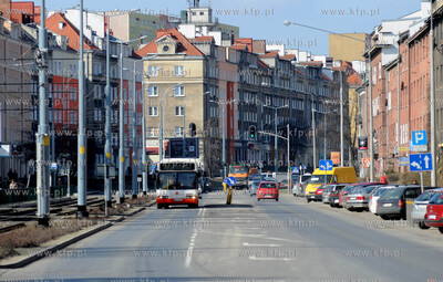 Autobus na ul. Kartuskiej w Gdansku.
07.04.2011
fot....