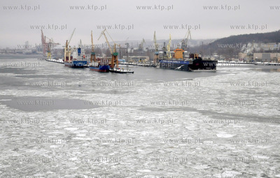 Zima w gdynskim porcie. Nz. Suchy dok Stoczni Marynarki...