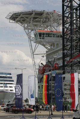 Gdansk. Nabrzeze Obroncow Westerplatte. Podniesienie...