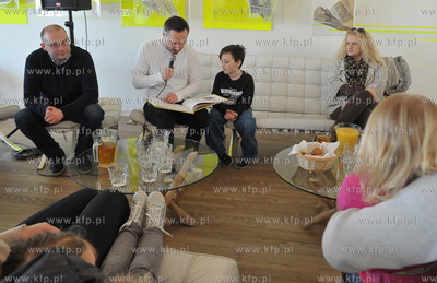 Sopot. Zatoka Sztuki. Jaroslaw Walesa czyta dzieciom...