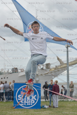 25 metrow nad pokladem Daru Mlodziezy zacumowanym przy...