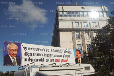 Antoni Fila z kolejnym banerem pod siedzibą prokuratury...
