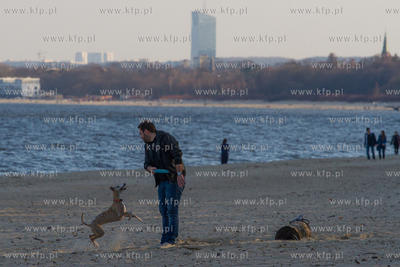 Gdynia,  plaża Kolibki, pierwsze ciepłe dni wiosny,...