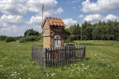 Na skraju wsi Gronowo na Warmii kapliczka murowana...