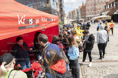 Kibice Manchester United i Villarreal CF spacerujący...